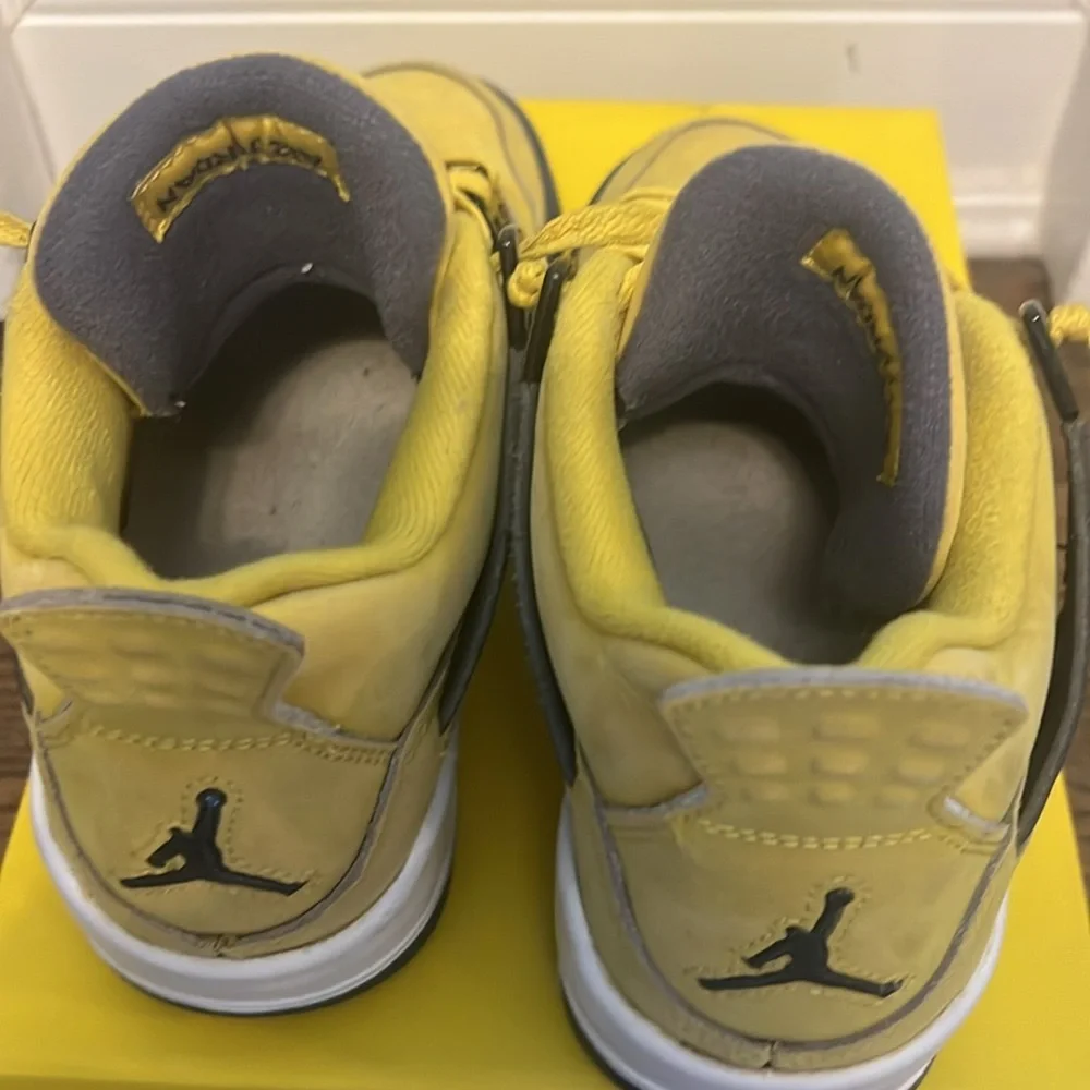 Air Jordan 4 Retro- Lightnings size 4.5 (Grade school) - Picture 5 of 8